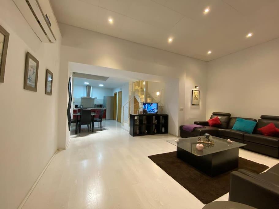 Luxury Complete Building In The Heart Of Севілья Екстер'єр фото